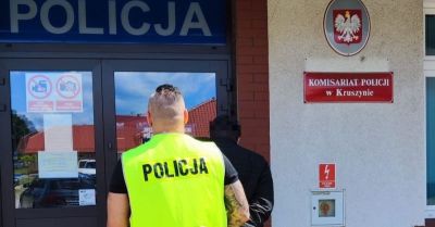 Rzucił butelką w pojazd i wybił szybę, usłyszał zarzut